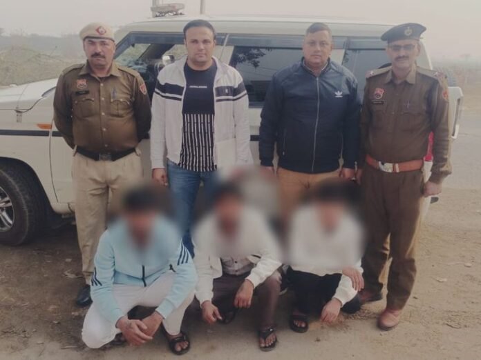 बहादुरगढ़ में व्यक्ति पर जानलेवा हमला:  पहले गाली-गलौज कर की मारपीट, फिर किए 2 फायर, तीन युवक गिरफ्तार - bahadurgarh (jhajjar) News
