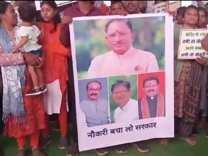 बीएड सहायक शिक्षकों का आंदोलन:  रोते हुए बोले अभ्यर्थी - हमारी नौकरी बचा लो सरकार, दूसरे संगठन भी समर्थन में उतरे - Raipur News