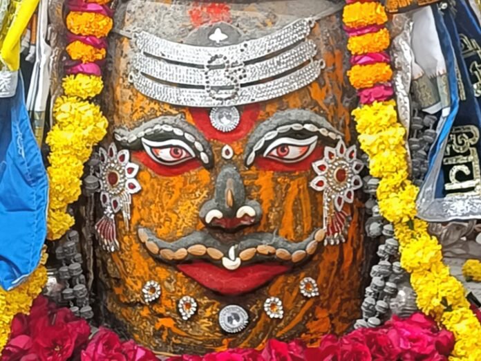 भस्म आरती में बाबा महाकाल का राजा स्वरूप श्रृंगार:  भगवान को डायमंड जड़ित त्रिपुण्ड, भांग, चन्दन और रजत मुकुट अर्पित - Ujjain News
