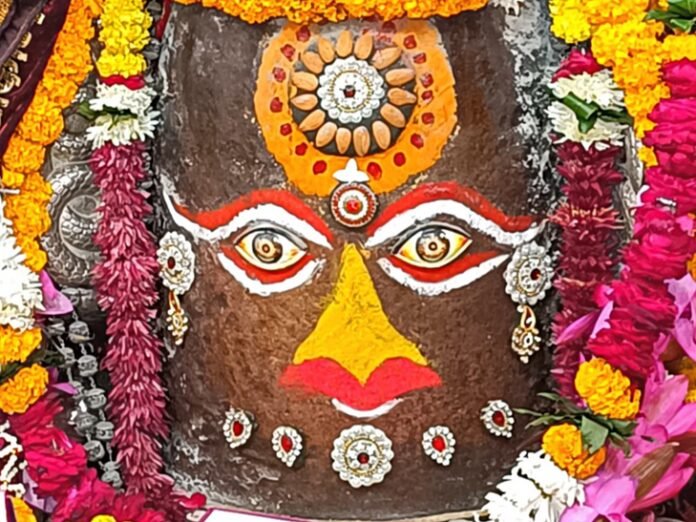भस्म आरती में महाकाल का दिव्य श्रृंगार:  जलाभिषेक और पंचामृत पूजन के बाद भगवान को आभूषण-कमल के फूलों की माला अर्पित - Ujjain News