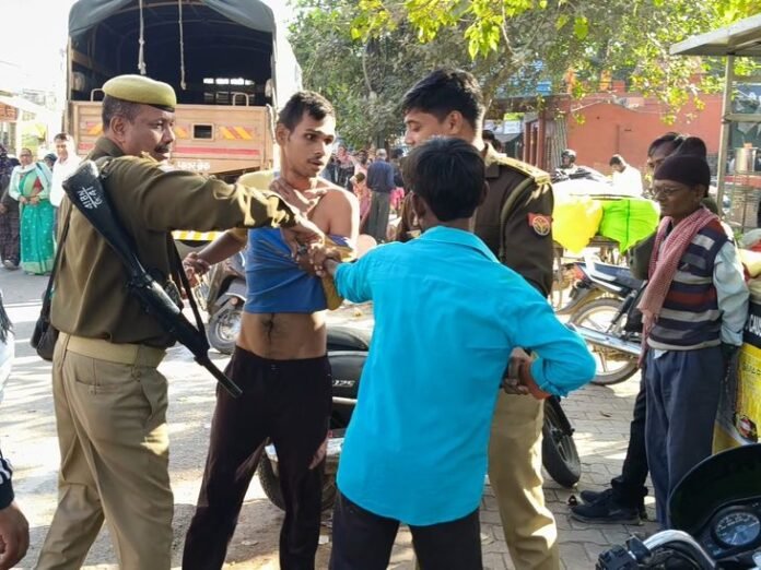 मथुरा में पुलिस के सामने ही भिड़े दो युवक:  किसी ने इसका वीडियो बनाकर सोशल मीडिया पर डाल दिया, प्रशासन पर उठे सवाल - Mathura News