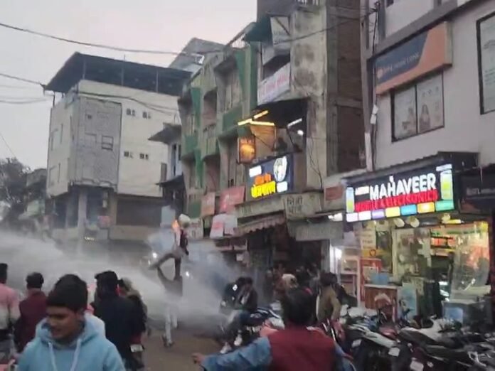 माधवगंज चौराहे पर कांग्रेसियों ने किया गृहमंत्री का पुतला दहन:  अंबेडकर पर दिए गए बयान का विरोध; कांग्रेस ने की इस्तीफे की मांग - Vidisha News