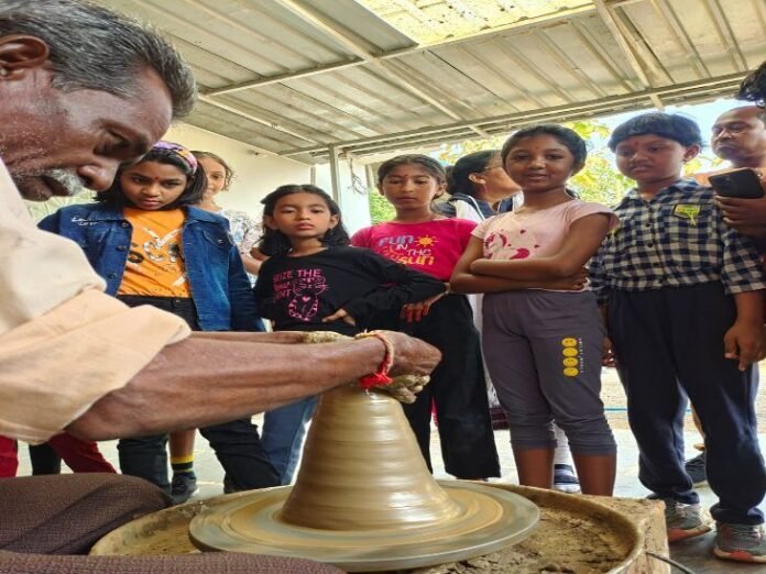 रायपुर में टेराकोटा-चित्रकला वर्कशॉप का आयोजन:  60 बच्चों ने लिया भाग, पारंपरिक शिल्पकला से हुए रूबरू; बनाए मिट्टी के स्कल्पचर - Raipur News