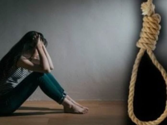 रेवाड़ी में झज्जर ​​​​​​​की महिला ने की आत्महत्या:  मानसिक परेशान; स्कूल से आए बच्चों को फंदे से लटकती मिली, पति गया था कंपनी - Rewari News