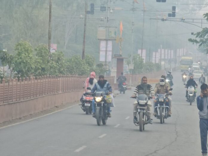 शाजापुर में नहीं मिली सर्दी से राहत:  दिन भर छाया रहा कोहरा, बारिश के बाद करना होगा कड़ाके की सर्दी का सामना - shajapur (MP) News