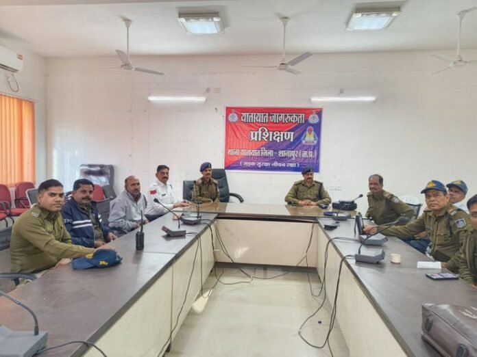 शाजापुर में पुलिसकर्मियों को दिया पीओएस मशीन का प्रशिक्षण:  पुलिस कंट्रोल रूम में बताए आधुनिक उपकरणों के उपयोग - shajapur (MP) News