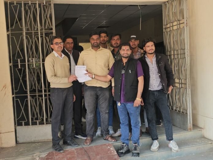 शाजापुर में NSUI ने कुलपति के नाम सौंपा ज्ञापन:  BKSN कॉलेज में प्रोफेसर्स की कमी को पूरा करने की रखी मांग, 8 दिन का दिया अल्टीमेटम - shajapur (MP) News