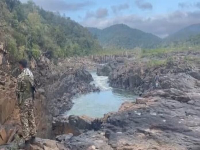 सातधार जलप्रपात में नहाने के दौरान डूबा नाबालिग:  दोस्तों के साथ धमतरी से बारसूर घूमने आया था, ढूंढने जुटी गोताखोरों की टीम - Dantewada News