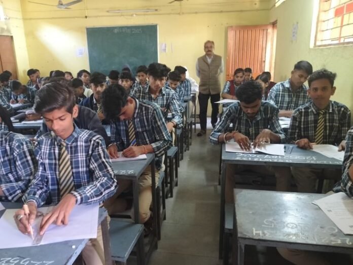 25 फरवरी से शुरू होगी बोर्ड परीक्षाएं:  एमपी बोर्ड की वार्षिक परीक्षा प्रणाली में हुआ बदलाव; अर्द्धवार्षिक परीक्षा ​​​​​​​जारी - Dhar News