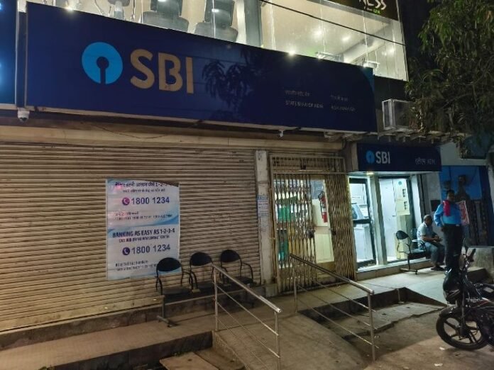 SBI कर्मचारियों ने डिजिटल अरेस्ट महिला के 45 लाख बचाए:  भिलाई में FD तुड़वाने आई थी बैंक; ठगों ने कहा-अश्लील फोटो-VIDEO अपलोड कर रही हो - Chhattisgarh News