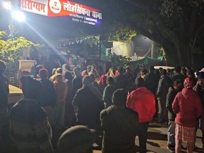 देर रात परिजनों का विरोध प्रदर्शन हुआ खत्म:  7 घंटे हजारीबाग में थाने के सामने पड़ा रहा शव, चतरा में आज होगा अंतिम संस्कार - Hazaribagh News