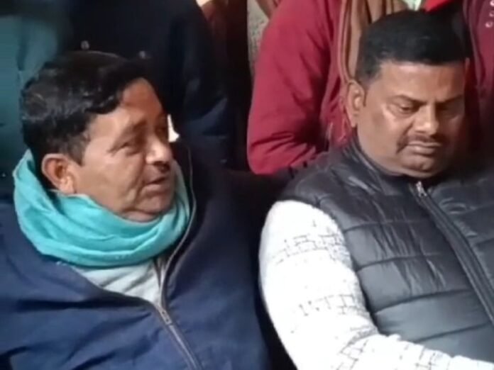 अधिवक्ताओं का तहसीलदार के खिलाफ प्रदर्शन:  एकतरफा मुकदमे खारिज करने का आरोप, पुरानी फाइलें नहीं मिल रहीं - Ambedkarnagar News