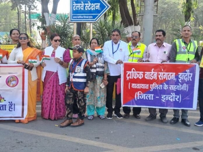 इंदौर में अभ्यास मंडल ने चलाया जागरूकता अभियान:  यातायात नियमों का पालन करने वालों को मिला सम्मान, भेंट किया तिरंगा - Indore News