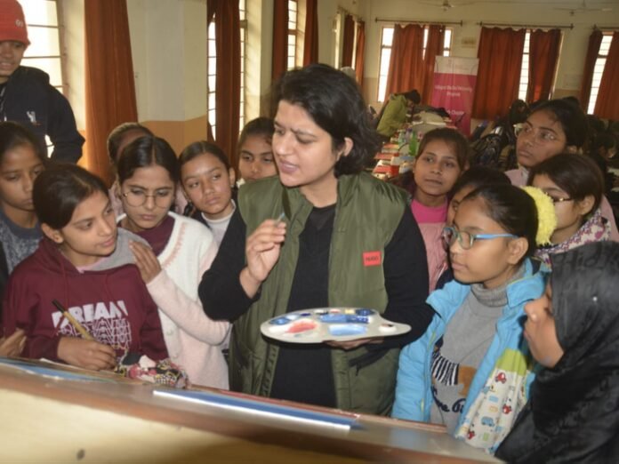 एएमयू के शिक्षक ने दिए छात्राओं को टिप्स:  फाइन आर्ट डिपार्टमेंट की प्रोफेसर ने बताई बारीकी, IIMT में लगाया गया आर्ट फैस्टिवल - Aligarh News