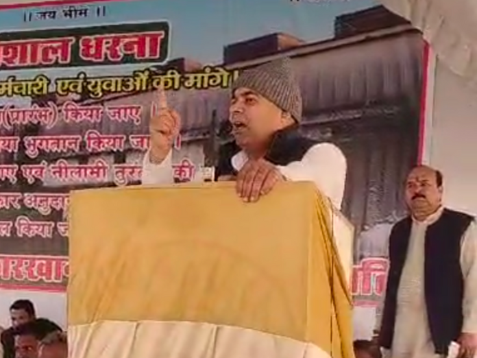 कैलारस के शक्कर कारखाने की नीलामी आज:  विरोध में विधायक उपाध्याय के नेतृत्व में प्रदर्शन कर रहे लोग; पुलिस ने की बेरिकेडिंग - Morena News