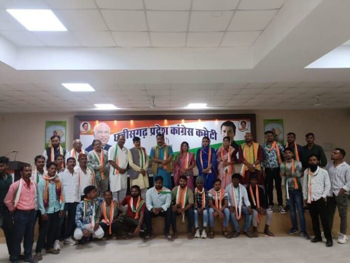चुनाव से पहले खैरागढ़ बीजेपी उपाध्यक्ष ने किया कांग्रेस प्रवेश:  GPM जिले से कांग्रेस जिला उपाध्यक्ष और 2 ब्लॉक अध्यक्ष ने दिया इस्तीफा - Raipur News