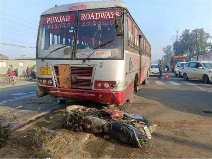 जालंधर में रोडवेज बस ने बाइक-रेहड़ी को मारी टक्कर:  बाइक सवार की मौत, रेहड़ी चालक महिला-व्यक्ति जख्मी; एक्सीडेंट प्रोन जोन पर हुआ हादसा - Jalandhar News