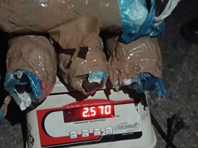 डलहौजी में ढाई किलो चरस बरामद:  गणतंत्र दिवस पर पुलिस कर रही थी चेकिंग, कार छोड़कर जंगल में भागा नशा तस्कर - Bharmour News