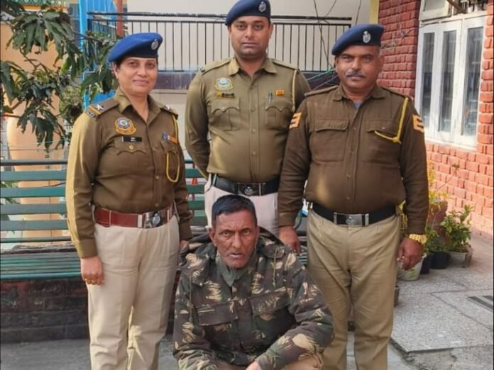 तस्करी करते पकड़ा गया 60 साल का बुजुर्ग:  हमीरपुर पुलिस ने बरामद किया नशीला पदार्थ, शक के आधार पर ली गई तलाशी - Barsar News