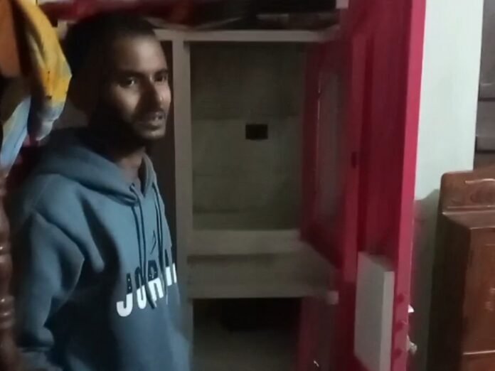 दरभंगा में घर से 15 लाख रुपए की चोरी:  दूसरे कमरे में सोता रह गया पीड़ित परिवार, बोला- गांव में सरेआम बिकती है शराब, अक्सर नशेड़ी करते हैं चोरी - Darbhanga News