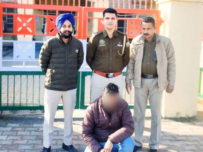 देहरादून से धोखाधड़ी का आरोपी गिरफ्तार:  पुलिस ने 4 दिन के रिमांड पर लिया, पांवटा साहिब में की थी 20 लाख की ठगी - Paonta Sahib News