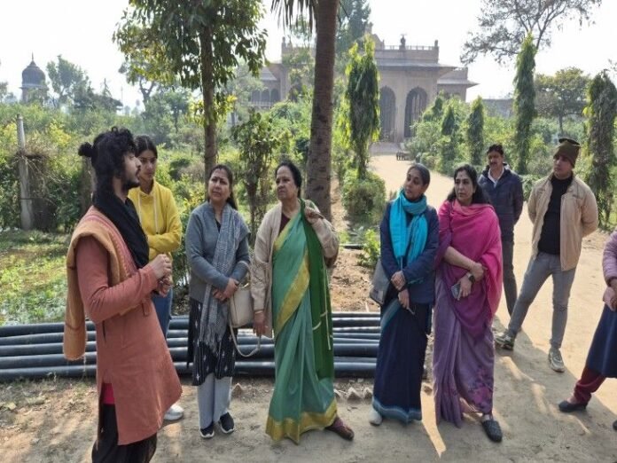 पर्यावरण के प्रति जागरूकता:  वृक्षों का बताया महत्व,मथुरा के रंगनाथ मंदिर के बड़े बगीचा में हुआ कार्यक्रम - Mathura News