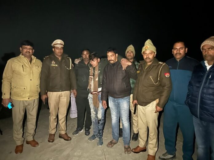 पशु तस्करों से मुठभेड़ में पुलिस की बड़ी कार्रवाई:  महाराजगंज में 2 तस्कर धराए, एक को लगी गोली; 4 पशु बरामद - Maharajganj News