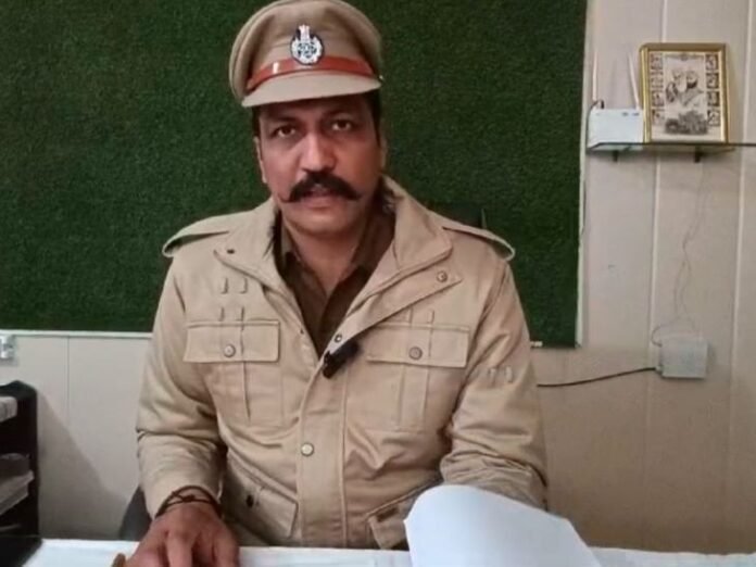 फाजिल्का में बठिंडा पुलिस से हथियार छीनने की कोशिश:  आरोपी पकड़ने गई थी टीम, महिलाओं समेत 8 लोगों ने फाड़ी वर्दी - Fazilka News