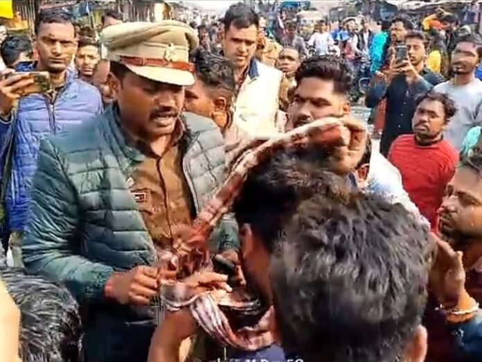 बस्ती में व्यापारियों ने प्रशासन के खिलाफ किया प्रदर्शन:  दबंगों की धमकी से आक्रोशित व्यापारियों ने सड़क किया जाम - Basti News