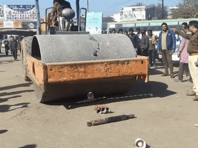 बाइक के मोडिफाइड साइलेंसर और हूटर पर चला रोडरोलर:  नर्मदापुरम में पहली बार हुई ऐसी कार्रवाई, देखने के लिए लगी भीड़ - narmadapuram (hoshangabad) News