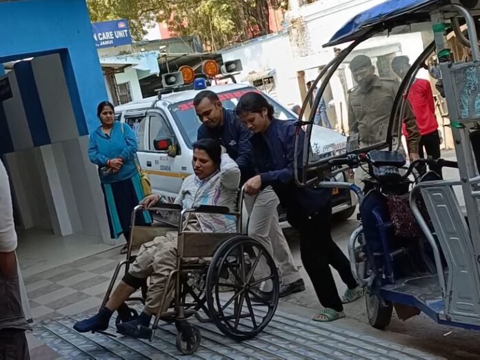 महिला पुलिस जवान की स्कूटी को ऑटो ने मारी टक्कर:  जमुई में SP कार्यालय की स्मिता कुमारी घायल;सिर और पैर में चोट, चालक फरार - Jamui News