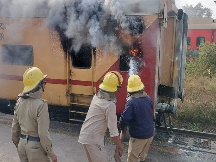 यार्ड पर खड़ी एसी बोगी में लगी आग:  दो दमकल बुलाकर आग पर पाया गया काबू, बोगी का काफी हिस्सा जला - durg-bhilai News