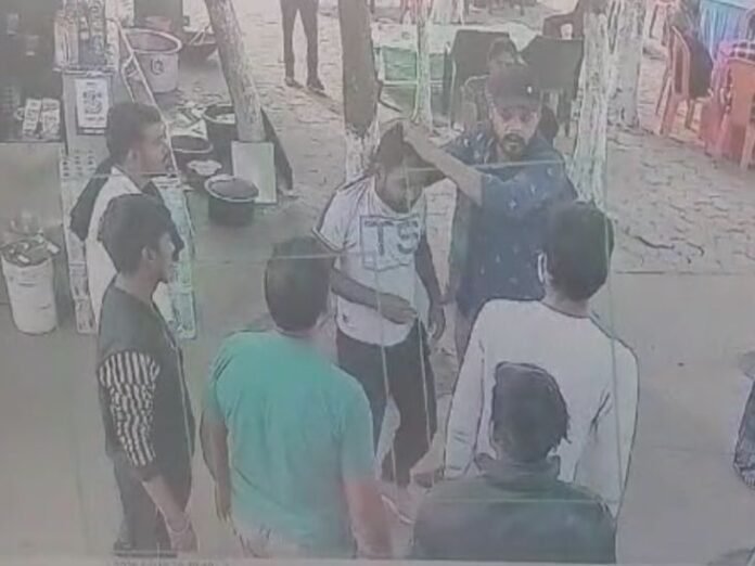 रायपुर के बस स्टैंड में मैनेजर से मारपीट; VIDEO:  सवारी को लेकर हुआ विवाद, ऑटो वाले ने बदमाशों को बुलाकर की पिटाई, पुलिस ने निकाला जुलूस - Raipur News