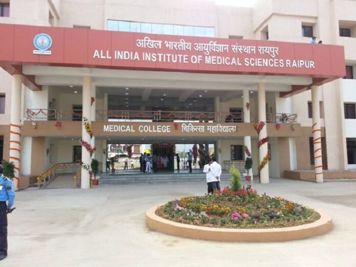 रायपुर AIIMS के डॉक्टर पर सेक्सुअल हैरेसमेंट का आरोप:  महिला मरीज और जूनियर डॉक्टरों की छाती पर लगाया हाथ, जांच के बावजूद कोई एक्शन नहीं - Chhattisgarh News