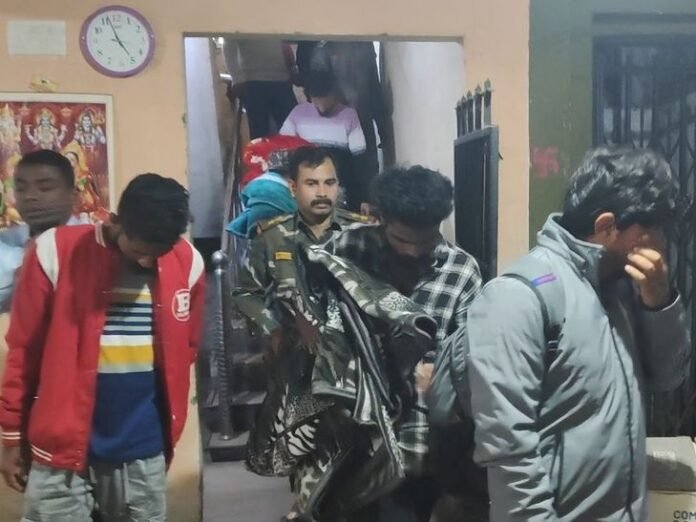 लोन के नाम पर ठगी करने वाले गिरोह का भंडाफोड़:  6 साइबर अपराधी गिरफ्तार, तमिलनाडु-महाराष्ट्र समेत अन्य राज्यों से जुड़े तार - Dhanbad News