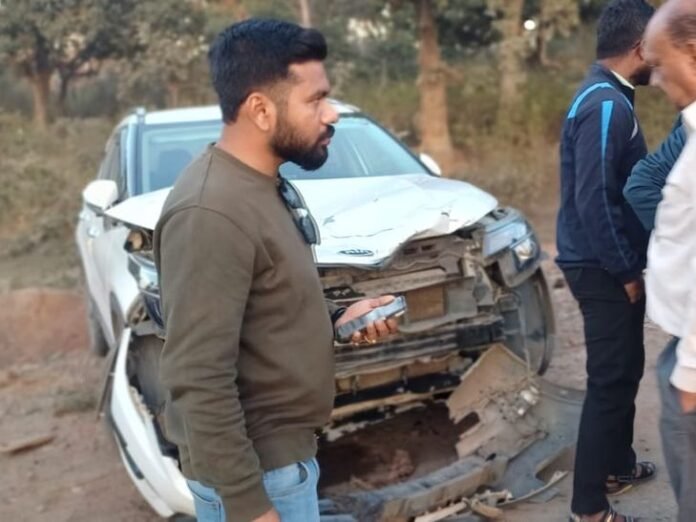 शहडोल में दो अलग-अलग सड़क हादसे:  एक युवक की मौत, तीन गंभीर घायल; बाइक पेड़ से टकराई; कार ने मारी टक्कर - Shahdol News