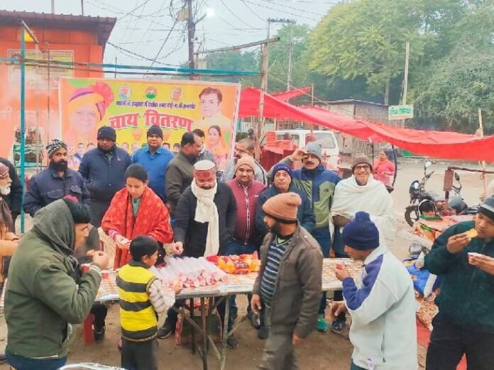 शीतलहर से राहत दिलाने के लिए पार्षद ने बांटी चाय:  जरूरतमंदों को वितरित किया जा रहा कंबल, जारी रहेगा अभियान - Kanpur News