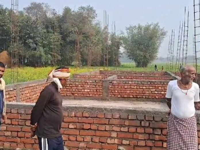 सरकारी स्कूल भवन निर्माण में लापरवाही का आरोप:  सुपौल में घटिया सामग्री से बन रहा प्राथमिक विद्यालय, ग्रामीण बोलें-106 बच्चों की सुरक्षा खतरे में - Supaul News