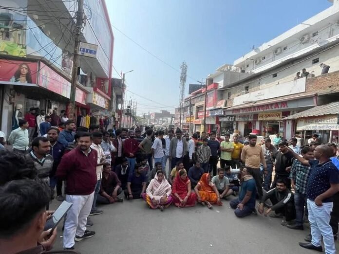 सिंगरौली में दो व्यापारियों की गिरफ्तारी के विरोध में धरना:  लोगों का आरोप- लाखों के सोने-चांदी के जेवर, नकदी भी ले गई पुलिस, पत्नी को पीटा - Singrauli News