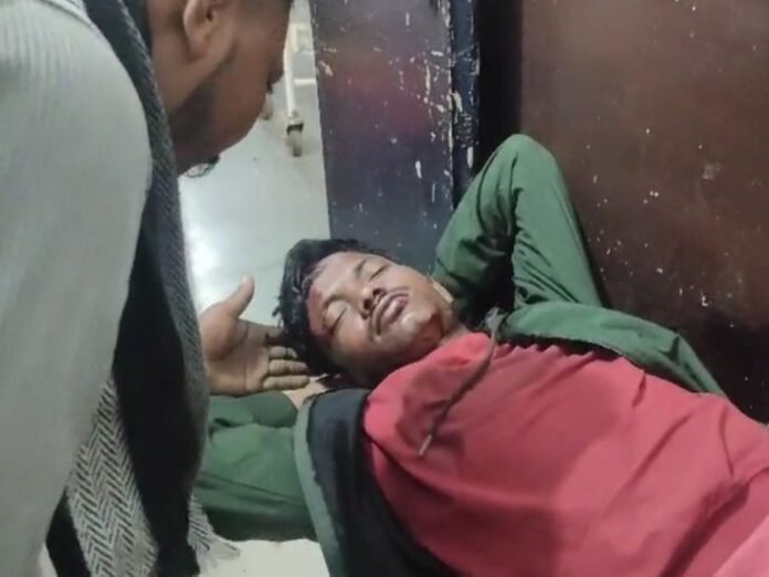 सिवनी में मेहता गांव के पास सड़क हादसा:  अज्ञात वाहन ने बाइक को मारी टक्कर, युवक गंभीर; जबलपुर रेफर - Seoni News