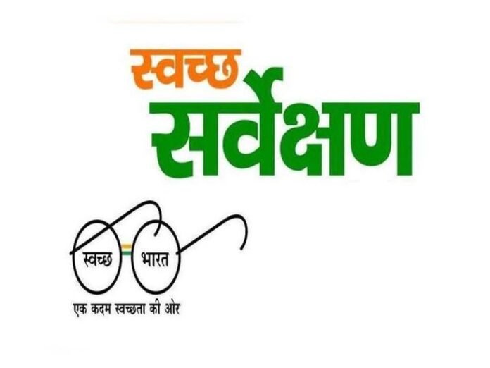 स्वच्छ सर्वेक्षण:  बिना वर्दी और दस्ताने पहने काम करते मिला सफाई मित्र, निगम कमिश्नर बोले- ऐसे लोगों का वेतन काटें - Bhopal News