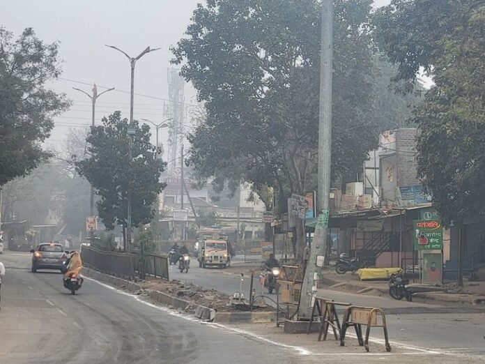 आगर मालवा में 8 डिग्री पहुंचा न्यूनतम तापमान:  कोहरे से कम हुई विजिबिलिटी, मौसम विभाग की लोगों से सतर्क रहने की अपील - Agar Malwa News