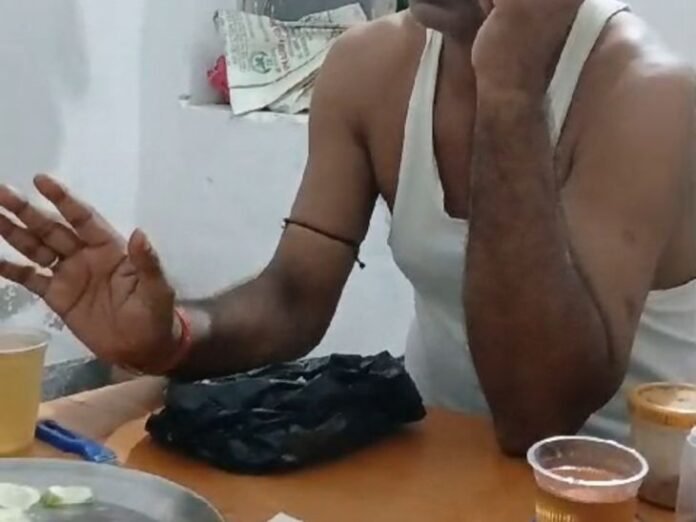 पुलिस बैरक में SI का शराब पीते वीडियो वायरल:  जहानाबाद में मामले की जांच शुरू, कार्रवाई करने की मांग - Jehanabad News