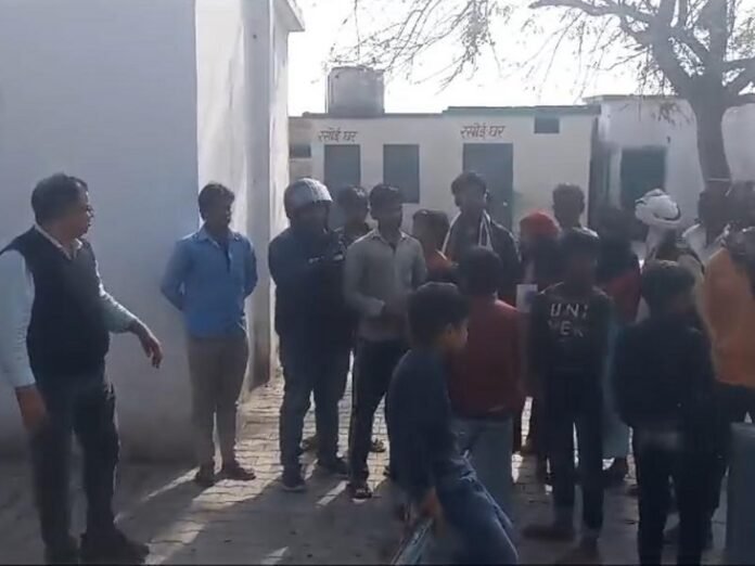 अलीगढ़ में मासूम को कार ने रौंदा, मौत:  बड़ी बहन के साथ चली गई थी स्कूल, स्कूल प्रशासन पर लापरवाही का आरोप - Aligarh News