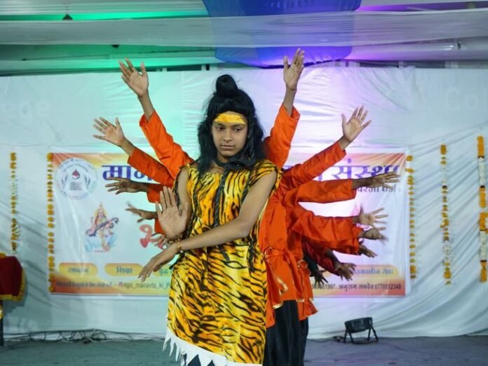 इंदौर में वंचित बच्चों ने दी शानदार प्रस्तुतियां:  मानवता की पहचान संस्था के शिक्षा केंद्रों के बच्चों ने रंगारंग कार्यक्रमों के साथ मनाया वार्षिकोत्सव - Indore News