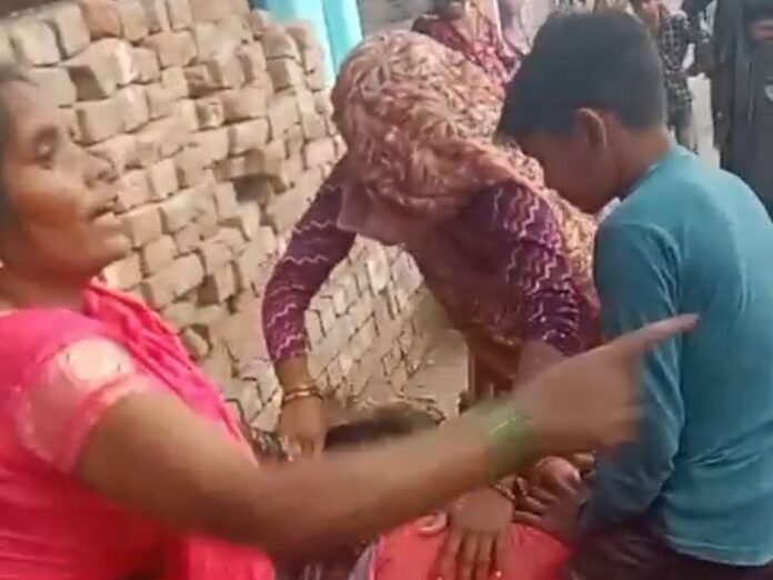 कूड़े को लेकर महिलाओं में विवाद, VIDEO:  जालौन में पड़ोसी महिला को कई महिलाओं ने मिलकर पीटा, पुलिस जांच में जुटी - Jalaun News