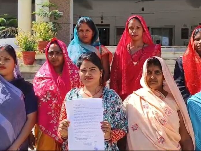 कोटे की दुकान के लिए महिला स्वयं सहायता समूह की:  चयन के बावजूद प्रधान नहीं कर रहे फाइल पर हस्ताक्षर, DM से लगाई गुहार - Sonbhadra News