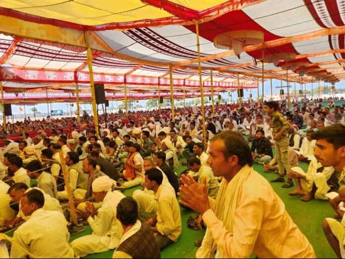 गुरुदेव प्रेमनारायण बोले- विधवाओं की उपेक्षा नहीं, सम्मान करें:  बामलाबे जोड़ में भागवत कथा का आयोजन, 300 महिलाओं ने निकाली कलश यात्रा - rajgarh (MP) News