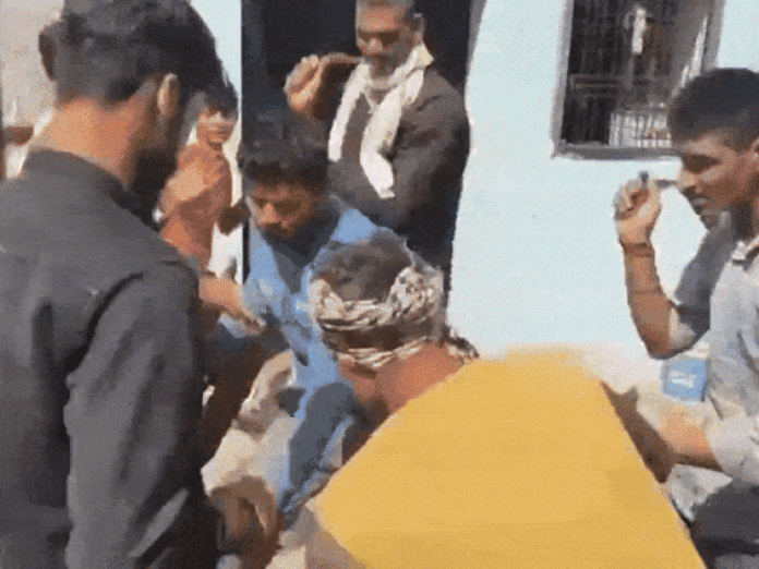 चोरी के शक में झोलाछाप डॉक्टर की पिटाई; VIDEO:  मरीज का इलाज करने पहुंचा था, ग्रामीणों ने लात-घूंसों और बेल्ट से पीटा; 5 पर FIR - Bhind News