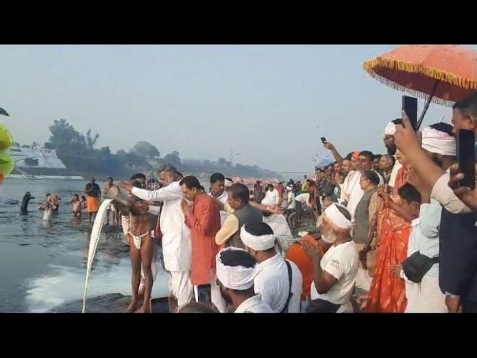 नर्मदा जयंती पर 5 लाख श्रद्धालुओं का जमावड़ा:  ग्वारीघाट समेत कई घाटों पर उमड़ी भीड़, मंत्री प्रहलाद पटेल ने किया अभिषेक-पूजन - Jabalpur News